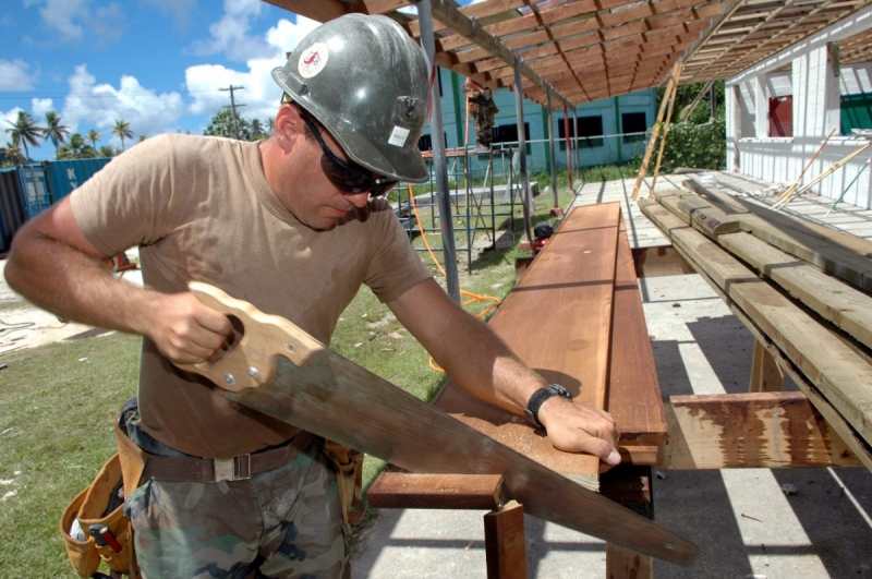 ebeniste-TOULON-min_worker_construction_building_carpenter_male_job_build_helmet-893290